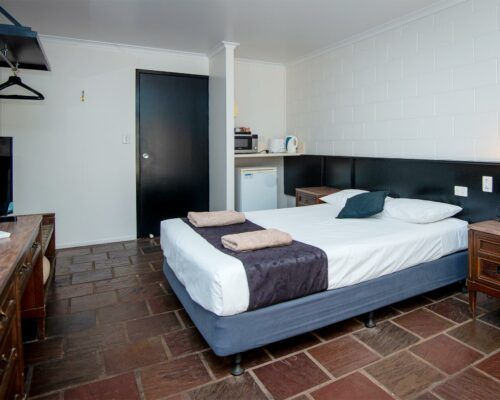 longreach-motel-room-motel-queen (4)