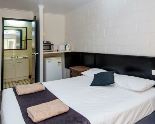 longreach-motel-room-motel-queen (5)