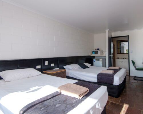 longreach-motel-room-motel-queen-and-single (1)