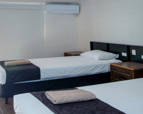 longreach-motel-room-motel-queen-and-single (2)