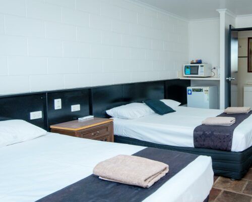 longreach-motel-room-motel-queen-and-single (6)